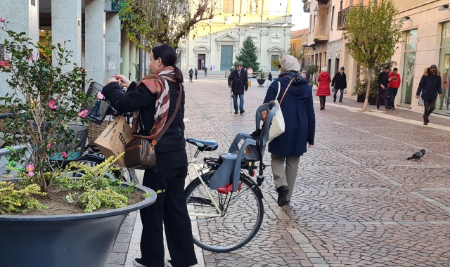 Una veduta di corso Italia, una delle principali vie dello shopping nella zona centrale di Saronno (foto Blitz)