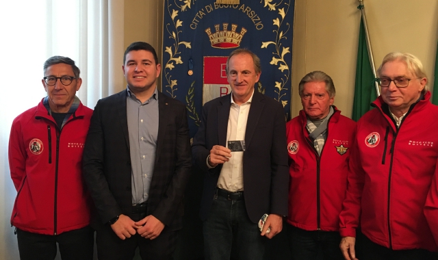 Carlo Elli, vicepresidente del Motoclub, Luca Folegani vicesindaco, Emanuele Antonelli con la tessera, Alfio Crespi, segretario Motoclub, e Giorgio Giani presidente del Motoclub