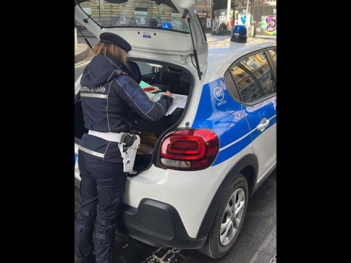 Nuovo codice strada, a Napoli prima multa per uso del cellulare
