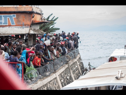 Barca sovraffollata si rovescia in Congo, almeno 25 morti