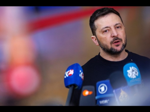 Zelensky, 'Putin è pazzo, un nazista, ama uccidere'