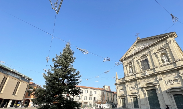 L’albero di Natale in piazza Libertà a Saronno (foto Blitz)