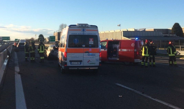 Scontro a tre, A9 bloccata. Feriti due ragazzi