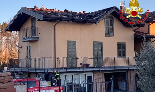 Tetto in fiamme a Sumirago