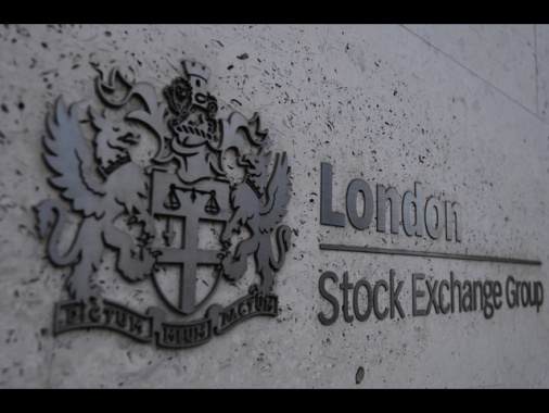 Borsa: l'Europa conclude in tenuta, Londra e Madrid caute