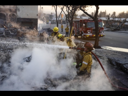 Incendi a Los Angeles, i più ricchi assoldano 'pompieri privati'