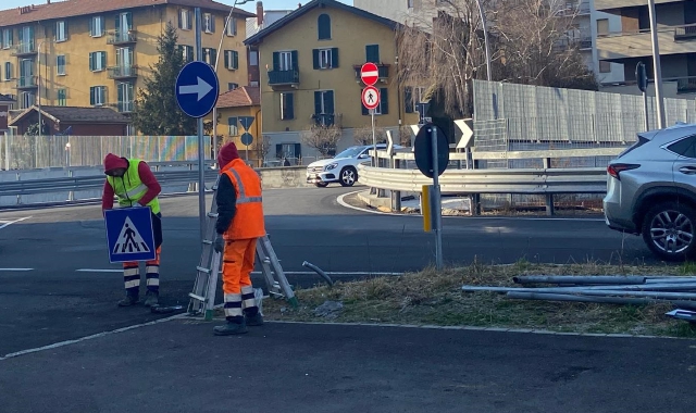 Gli operai posizionano la nuova segnaletica