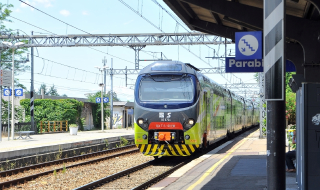 Un treno suburbano in arrivo alla stazione di Parabiago (foto Archivio)