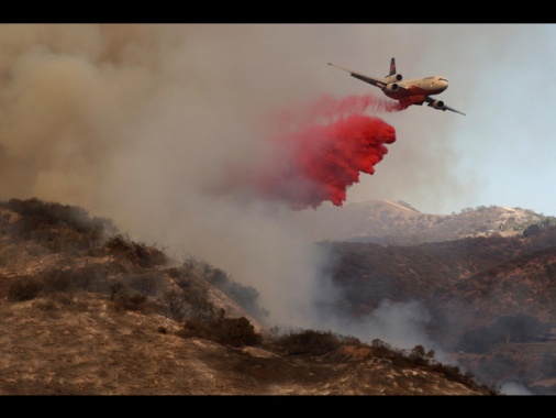 Nuovo vasto incendio scoppiato a nord di Los Angeles