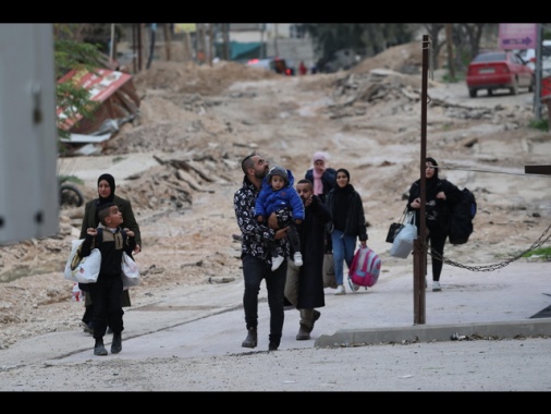 In centinaia via da campo profughi Jenin su ordine Israele