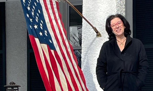 Francesca Ambrosoni davanti alla sua casa nel Connecticut