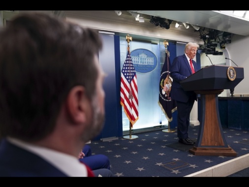 Trump, 'tardivi i moniti della torre di controllo'