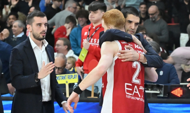 L’abbraccio di coach Mandole all’ex Nico Mannion nella gara vinta, all’andata, vinta da Varese