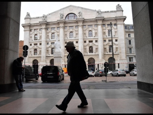 Borsa: Milano apre poco mossa (-0,01%)