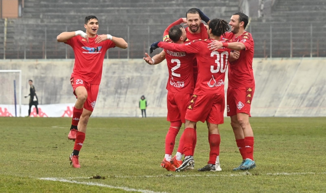 L’esultanza del Varese dopo il vantaggio di Romero (foto Stefano Benvegnù/BLITZ)