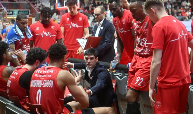 La squadra durante un timeout (foto Angelo Puricelli/BLITZ)