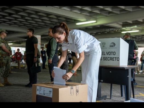 Ecuador, primo exit poll: Noboa 50,12%; González 42,21%