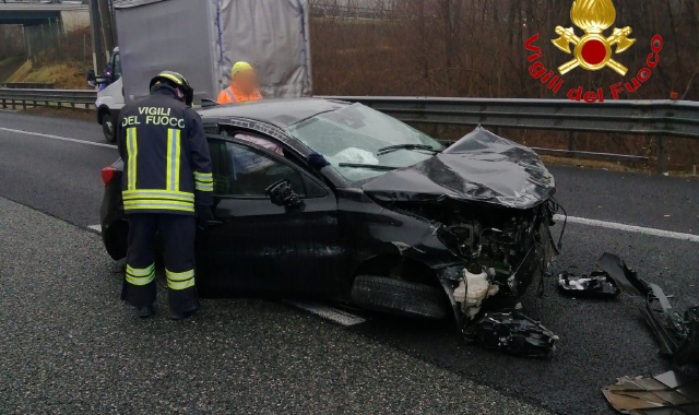 L’intervento dei vigili del fuoco per l’incidente in autostrada