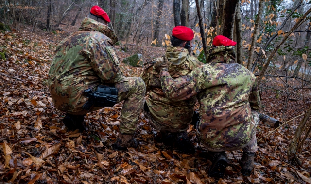 Un momento dell’operazione dei baschi rossi (foto Andrea Cogotti/BLITZ)