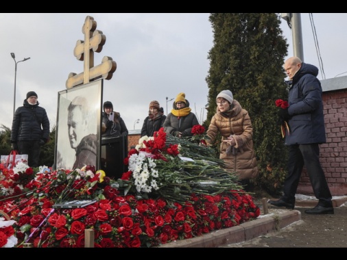 I sostenitori di Navalny sfidano Mosca a un anno dalla sua morte