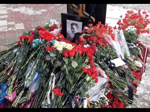 Cittadini rendono omaggio alla tomba di Navalny a Mosca