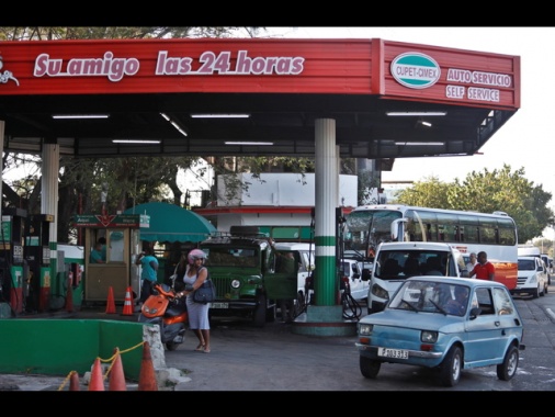 Cuba, da oggi la benzina migliore si vende solo in dollari