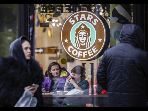 Starbucks taglia 1.100 posti, 'ci posizioniamo per il futuro'