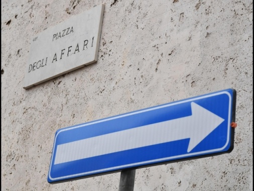 Borsa: Milano apre in calo, -0,39%