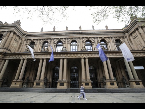 Borsa: avvio debole in Europa, Francoforte -0,28%