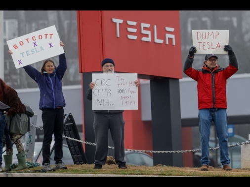 Musk pesa su Tesla, crollano del 45% le vendite in Europa