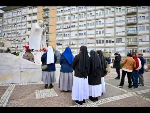 Il Papa ancora in lieve miglioramento