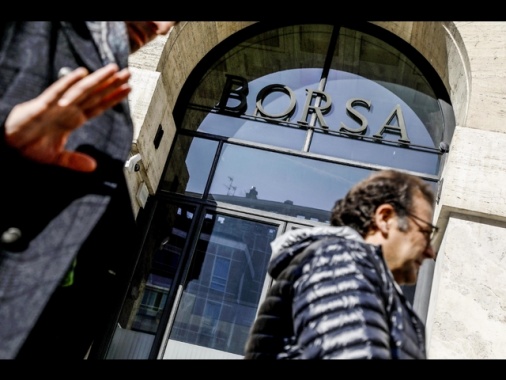 Borsa: Milano gira di nuovo in calo (-0,3%), pesano Eni ed Stm