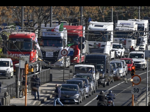 Usb, sciopero immediato camionisti e autotrasporto merci