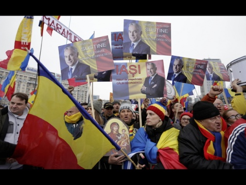 Romania, a Bucarest migliaia in piazza a sostegno di Georgescu