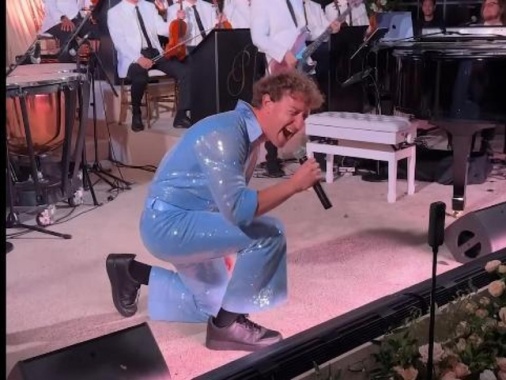 Show di Zuckerberg al compleanno della moglie, in tuta di strass