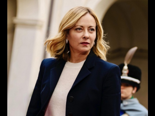 Meloni atterrata a Londra per il vertice, bilaterale con Starmer
