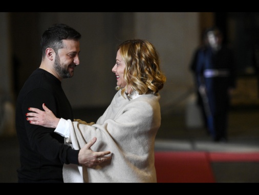Meloni incontra Zelensky a Londra, l'Italia è con Kiev