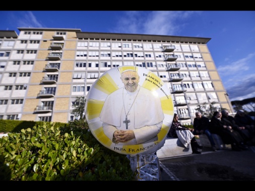 Il Papa è stabile, ossigeno senza maschera,non ha febbre