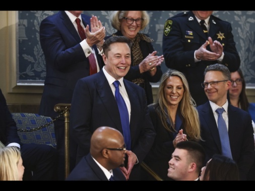 Trump ringrazia Musk, standing ovation e fischi al Congresso