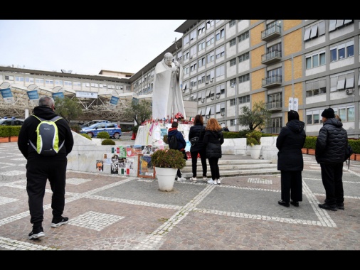 Il Papa, 'preoccupazione per Siria, cessino le violenze'