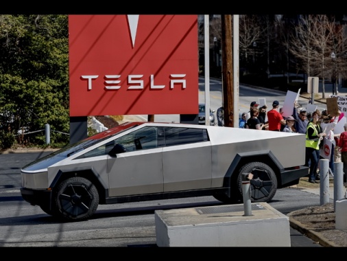 Tesla dimezza le vendite in Cina a febbraio