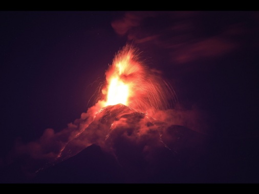 Lava dal vulcano Fuego, mille evacuati in Guatemala