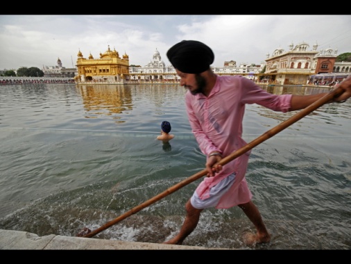 India, esplosione fuori dal tempio d'oro di Amritsar