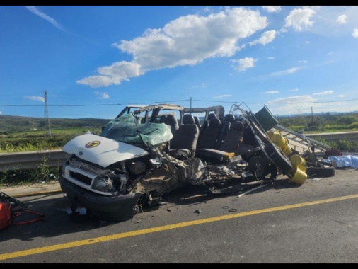 Tre braccianti morti e 7 feriti in incidente nel siracusano