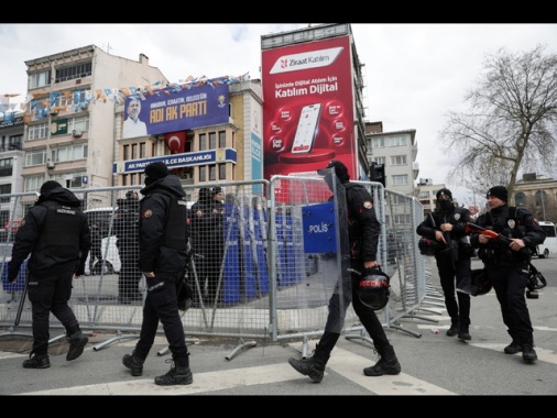 Scontri in ateneo a Istanbul durante protesta per sindaco