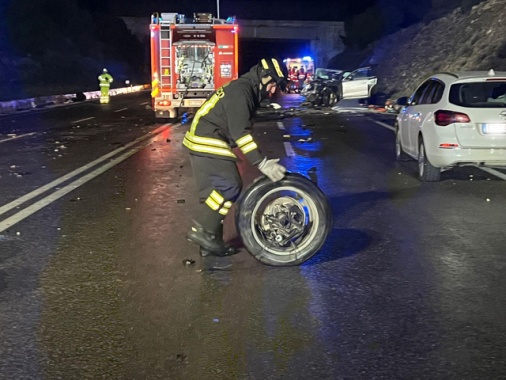 Scontro tra auto e camion, morti 2 ragazzi, altri 2 feriti