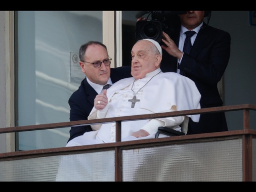 Il Papa si affaccia dal Gemelli
