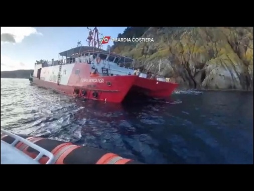 Nave di 42 metri si incaglia all'Elba, salvati in 11