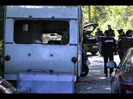 Uccide compagno dell'ex davanti a una scuola e si poi si suicida
