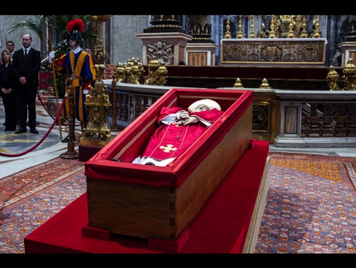 Mezzo funebre permetterà la visione della bara del Papa